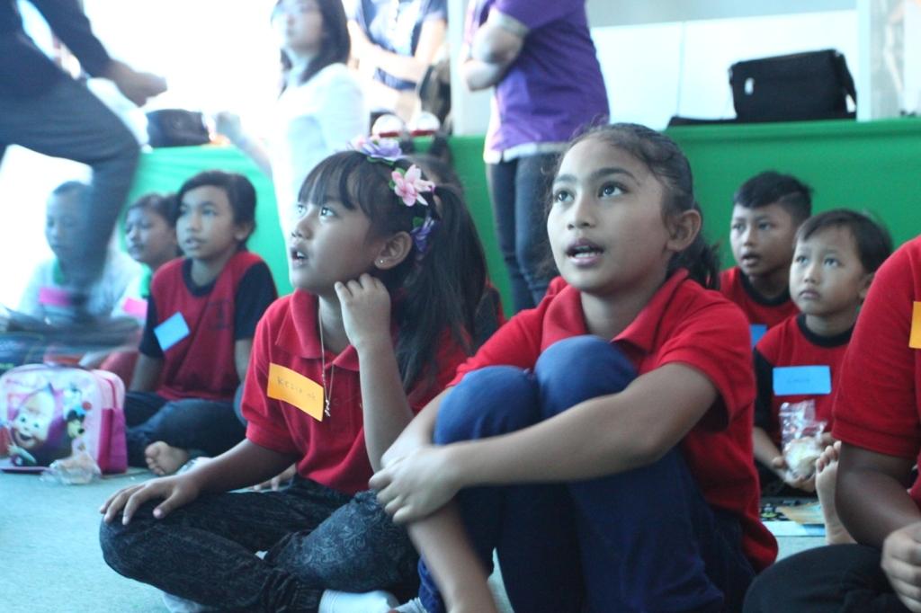 Anak usia SD memperhatikan presentasi #ayo_PA!