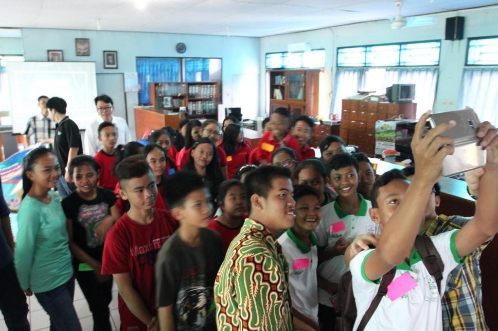 Peserta dan tim #ayo_PA! di kelompok usia SMP melakukan wefie setelah presentasi.