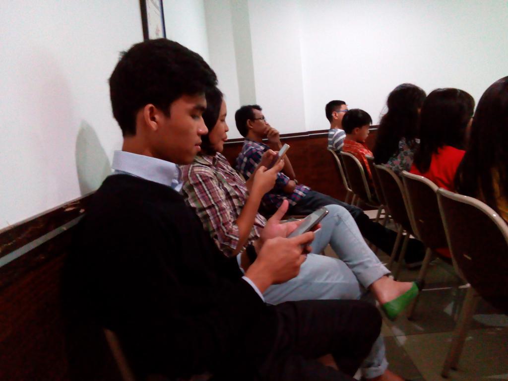 Peserta dari GKIm Anugrah mendengarkan presentasi #ayo_PA! dan mencoba dengan menggunakan gadget mereka