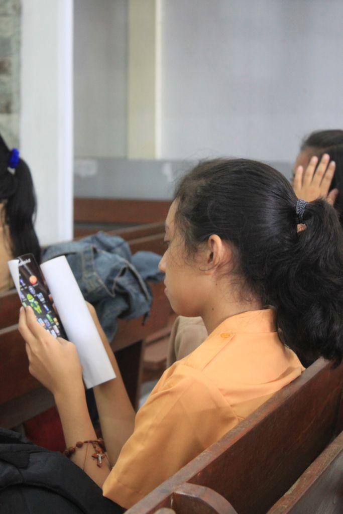 Salah seorang siswa SMA Negeri 5 Surakarta melihat brosur aplikasi Android SABDA.