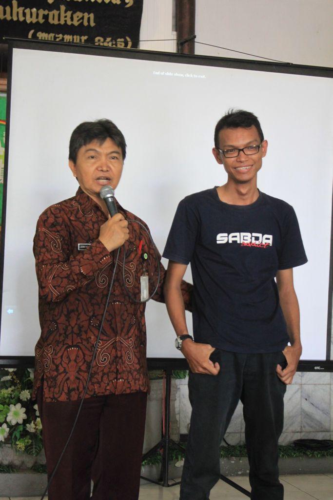 Ariel, salah satu tim #ayo_PA! yang melakukan presentasi dan merupakan alumnus SMA Negeri 5 Surakarta, berfoto bersama dengan Bapak Jemmy Kalalo Sanger, pembibing Agama Kristen di SMA Negeri 5 Surakarta.