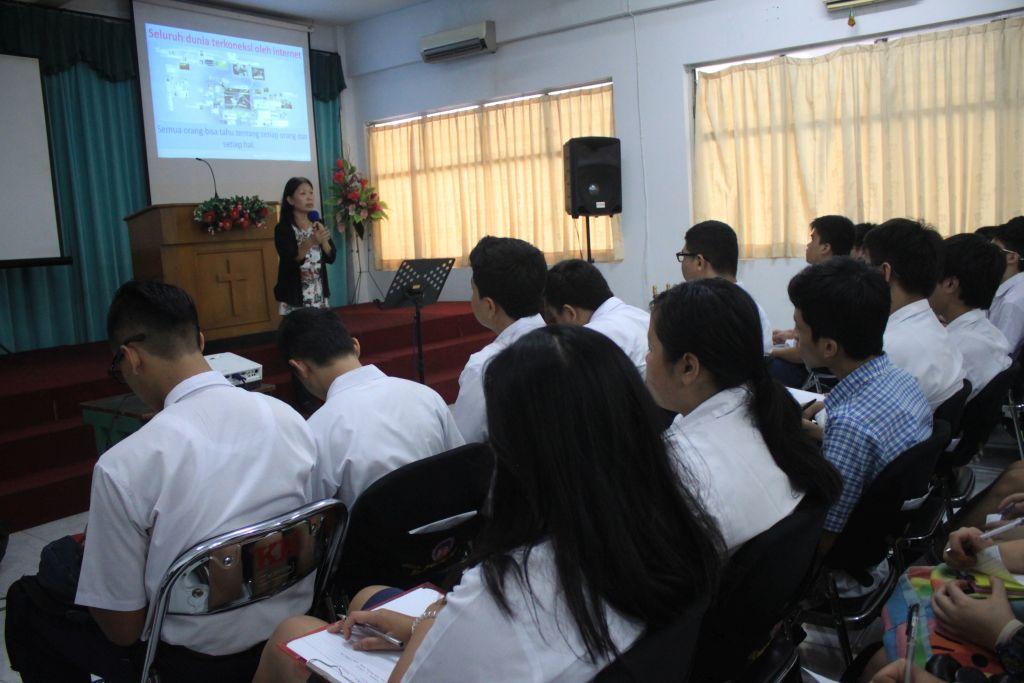 Presentasi #ayo_PA! di hadapan murid-murid SMA Kalam Kudus dalam rangka kegiatan MOS.