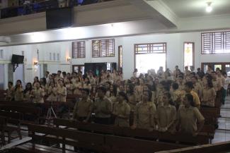 Siswa siswi SMA Negeri 5 Surakarta berkumpul di Gereja untuk melakukan persekutuan.